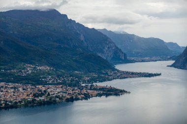 Etrafı dağlarla ve göl kentleri ile çevrili pitoresk göl Como 'nun hava manzarası, gün batımında doğal güzellik ve sükuneti sergiliyor..