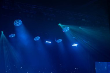 Mavi ışıklar sahneye ışık saçıyor ve gizemli bir atmosfer yaratıyor. Konserler, tiyatro ve etkinlikler için mükemmel. Enerji ve ambiyansı yakalar..