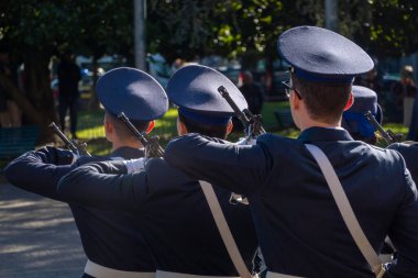İtalyan askerleri, takım çalışması ve disiplini vurgulayarak açık havada düzenlenen resmi törende sıraya girdiler..
