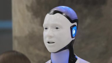 Gelişmiş insansı yüz taklidi yapan, gerçekçi göz hareketleri, kurnaz gülümsemeler ve dinamik ağız hareketleri yapabilen, insan ifadelerini hassasiyetle taklit eden gelişmiş bir insansı.