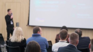 Konferans konuşmacısı seminerde izleyicilere sunum yapacak. Katılımcılar teknoloji sunumuna, ilgi çekici atmosfere ve profesyonel ortama odaklandılar.