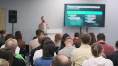 Teknoloji konferansında dikkatli izleyiciler konuşmacının yenilikçi sunumuna odaklandılar.