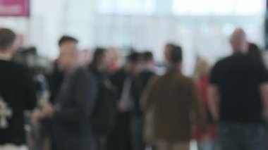 Teknoloji konferansındaki insanların soyut görüntüsü. Yoğun atmosfer, iş ağı ve iletişimi vurguluyor.