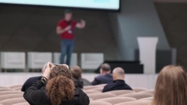 Teknoloji konferansında katılan fotoğrafçılar. Anı yakalamak için telefonu kullanarak izleyiciye odaklan.