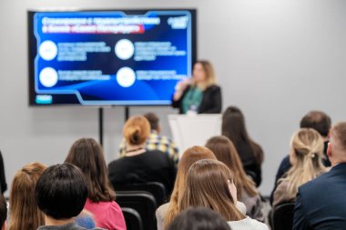 İş konferans odasında bulanık konuşmacı etkileşimli sunumla seyirciyi meşgul ediyor.