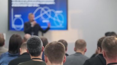 Konferans konuşmacısı liderlik stratejilerini seyircilerle modern yenilikler üzerine tartışıyor