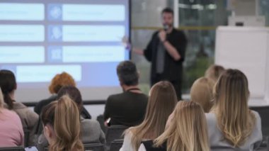 İş konferansına katılanlar ekranı sunmaya odaklansın. Modern ortamdaki etkileşimli oturum profesyonel bağlılığa ilham verir.