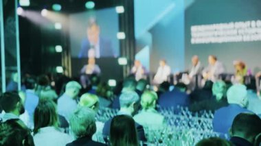 Seyirci kitlesi, panel tartışmaları ve iş konuları ve ağ oluşturma odaklı sunumların yer aldığı kurumsal etkinlik.