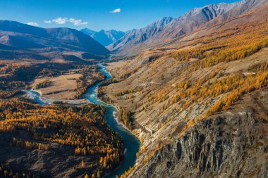 Güzel hava manzarası bir dağ vadisini sonbahar renklerinde kıvrımlı bir nehirle yakalar..