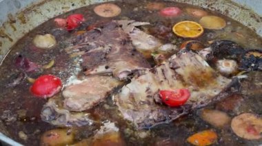 Etli, sebzeli ve baharatlı lezzetli, yavaş pişirilmiş et suyu. Zengin tatlar ve lezzetli aromanın karışımı. Geleneksel aşçılar ve ev yapımı yemekler için mükemmel..