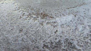 Kristalize edilmiş tuz oluşumları, doğal desenleri ve oluşumları gösteren eşsiz bir doku oluşturur. Kontrastta mineralin hem yapısal hem de görsel nitelikleri vurgulanıyor