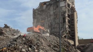 Vologograd, Rusya - 12 Mayıs 2024: Hasarlı binanın bulunduğu bir inşaat alanında kazı ve enkaz temizliği.