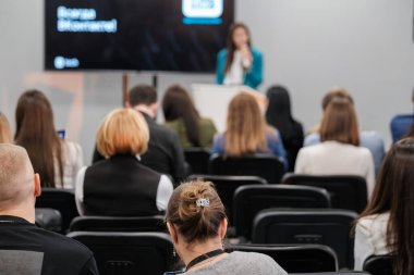 Konferansa katılanlar toplantı odasında iş etkinliği sırasında konuşmacı sunumuna odaklandılar