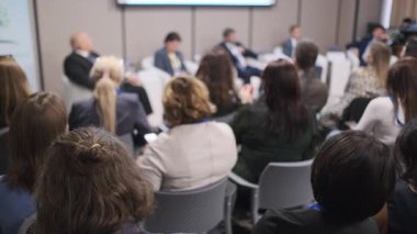 Seyirciler, resmi bir ortamda çağdaş konular üzerine profesyonel bir panel tartışmasına odaklandılar.