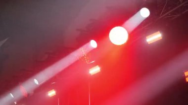 Sahne ışıkları mekanı dramatik ışıklandırmayla aydınlatıyor ve sanatsal atmosfer yaratıyor..