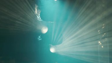 Sisli atmosferde ışık demetleriyle dramatik ışıklandırma efekti, yaratıcı görseller için uygundur..