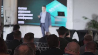 Konferansta katılımcı kitleye profesyonel iş sunumu sunuluyor