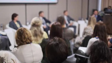 İş paneli tartışmasına katılan insanlarla konferans odasında. Ağ ve kurumsal ayar yakalandı.