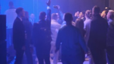 Bir grup birey dans temalı bir etkinliğe canlı bir şekilde katılıyor. Canlı bir atmosfer..