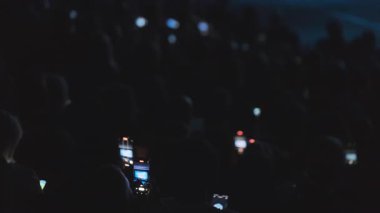 Seyirciler arasında akıllı telefonlardan etkinlik kaydetmek, dijital teknolojiyle modern bağlantıyı sergilemek