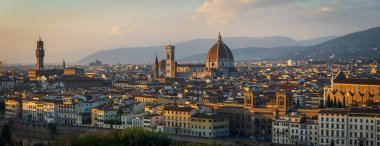 Floransa 'nın göz kamaştırıcı bir şehri ünlü katedrallerini, çan kulelerini ve tepelik çevresini gözler önüne seriyor..