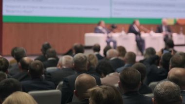 Sahnede konuşmacılarla birlikte önemli konuları tartışan büyük bir seyirci kitlesi var. Etkileşime ve profesyonel ağlara odaklan. Ayarlar kurumsal seminer veya atölye öneriyor