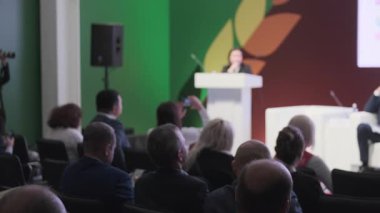 İş etkinliğindeki seyirciler profesyonel çevrede sunum yapacak. Çarpıcı bir seminerde yakalanmış..