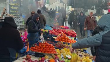 İstanbul, Türkiye - 1 Nisan 2025: Canlı atmosferdeki renkli sokak piyasa sahnesi, satıcıların taze meyve satışı ve alışveriş yapanlarla keşfe çıkması.