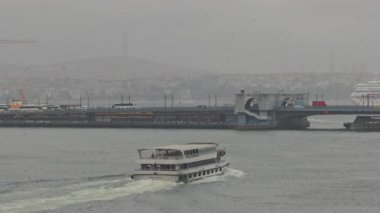 Mimari ve dingin suyla çevrili bir su kanalından geçen yolcu feribotu..