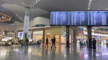 İstanbul, Türkiye - 1 Nisan 2025: Modern İstanbul Havaalanı tasarımı mağazalar, kalkış gösterileri ve buradan geçen yolcularla sergileniyor.