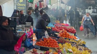 İstanbul, Türkiye - 1 Nisan 2025: Taze meyve ve sebze sunan, yerel kültürü gözler önüne seren ve canlı bir atmosfer.