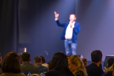 Seminer ortamında özenli dinleyicilere konuşma yapmak için konuşmacı ile konferans ayarları.