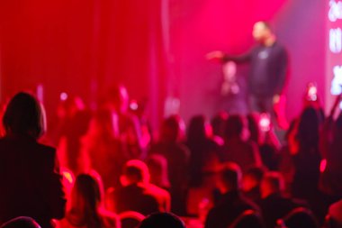 Seyirciler canlı kırmızı ışıklar ve bulanık görsellerle dinamik bir sahne performansını izlediler