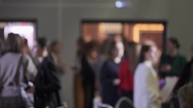 İş konferansına katılan insanları ya da kapalı alanlarda toplanan etkinlikleri bulanık görmek