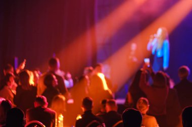 Canlı müzik etkinliğinde dinamik atmosferi ve dinamik tonlarıyla dinamik dinleyiciler toplanıyor..