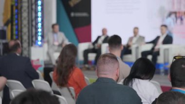 Kalabalık, uzman panelistlerin sahnede görüşlerini paylaştığı profesyonel konferansa katıldı.