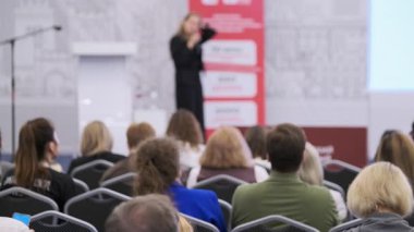 Bir konuşmacı, topluluk ve ilham odaklı bir şirket konferansında seyirciye sunar. Oda, kapsamlı profesyonel atölye aracılığıyla takım çalışması, öğrenme ve ağ oluşturma sanatını sergiliyor.