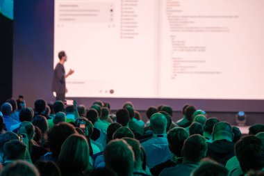 Profesyonel teknoloji etkinliği yenilikleri vurgularken dijital içeriği katılımcılara sunan kişi