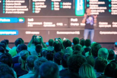 Teknoloji etkinliğinde izleyicilere sunan konuşmacı veri genel görünümü ve kavramları sergiliyor.