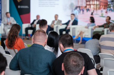 Konferansa katılanlar bilgi ve içgörülerini paylaşan konuşmacılarla uzman paneli tartışmasına odaklanıyor.