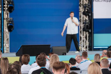 Profesyonel bir etkinlikte özenli bir seyirciye konuşma yapacak.