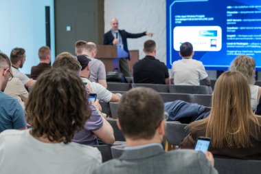 Profesyonel seminere katılan insanlar büyük ekran kullanarak bilgi sunuyorlar