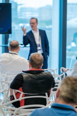 Modern odada geniş pencereli profesyonel seminer sırasında dikkat çeken iş konuşmacıları.