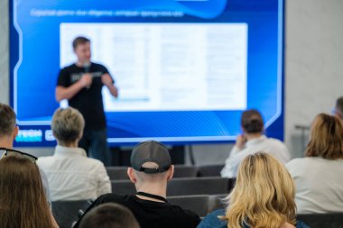 Konferans izleyicileri sunuma bilgilendirme ekranı önünde katılacaklar. Modern profesyonel ortam ve ortam.