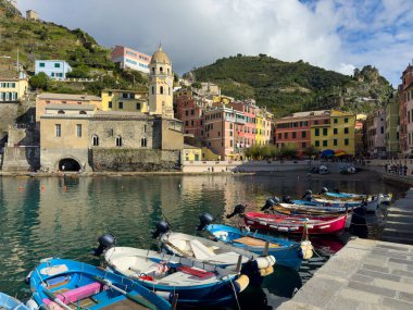 Renkli binalar ve manzaralı yamaç manzaralı büyüleyici Avrupa limanına yanaşmış tekneler..