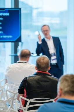 Sözcü, modern etkinlik alanında katılımcıları konferansa davet edecek. Öğrenme üzerine vurgu.