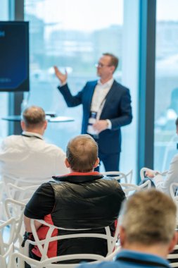 Modern odada geniş pencereli profesyonel seminer sırasında dikkat çeken iş konuşmacıları.