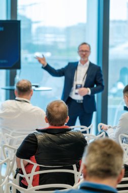 Parlak konferans odasındaki iş seminerinde seyirciye profesyonel konuşmacı sunumu.