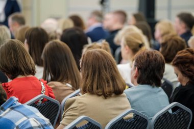 Konferans salonunda büyük bir dinleyici kitlesi seminerine katıldı. Grup eğitim sunumuna odaklandı.