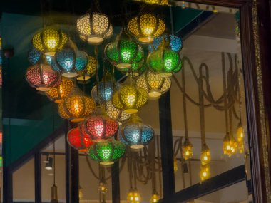 Sanatsal düzende dekoratif renkli fenerler aynaya yansıyor ve zarafet yaratıyor.